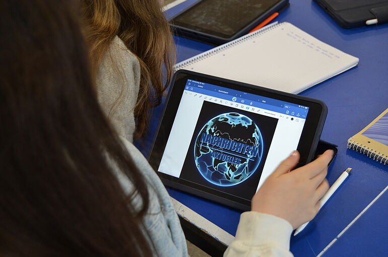 Man Sieht ein Tablet auf dem "Nachrichten Aktuelles" draufsteht