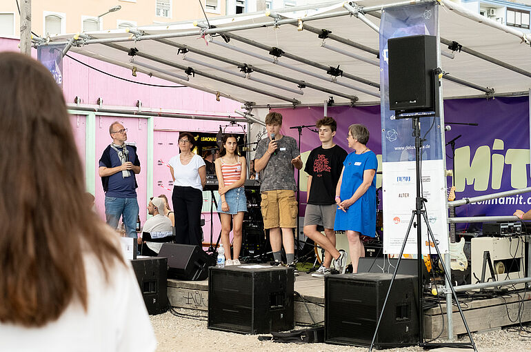 Man Sieht drei Kinder mit Ipads, einer von Ihnen schneidet ein Video