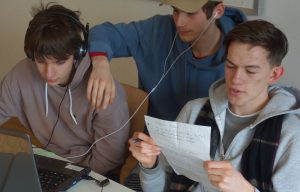 Jungs beim SChneiden und Lesen - Blog