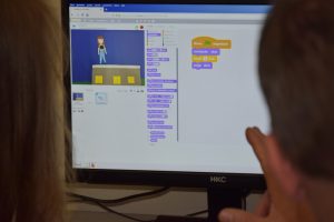Bild eine Schülerin und ein Referent arbeiten gemeinsam am Computer mit dem Programm Scratch