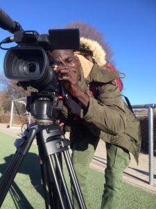 Bild junger Mann filmt mit einer Kamera