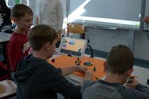 Teilnehmer arbeiten an deren Trickfilm mit Legos