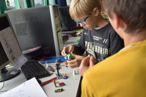 Bild Zwei Jungs bauen die Figuren für ihre Animation aus Lego