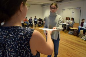 Bild eine Teilnehmerin bekommt ihr Zertifikat überreicht