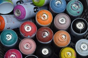 Bild: Ein Korb voller bunter Spraydosen