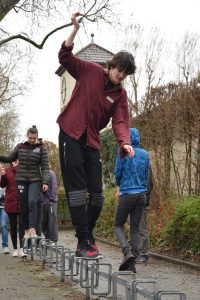 Bild: die Teilnehmer*innen des Parcour Workshops üben sich in Ballance