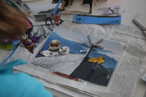 Bild: Eine Collage im Werden. Dabei lugt ein Astronaut hinter einem Berg hervor