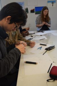 Bild: Ein Teilnehmer formt ein Anime Portrait aus Draht