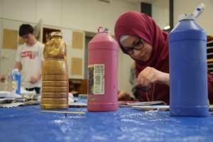 Bild: Zwei Teilnehmende bemalen ihre Kustwerke