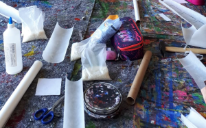 Bild-: Ein Tisch voller Bastelmaterial