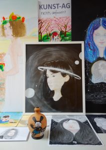 Bild: Eine ganze Wand voll Kunt. Vasen mit der MickyMaus, Landschaften, Portraits und poetisches