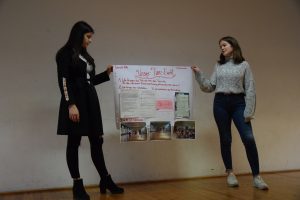 Bild: die beiden KulturStarterinnen präsentieren ihr Projekt samt selbst gestaltetem Plakat