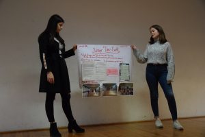 Bild: die beiden KulturStarterinnen präsentieren ihr Projekt samt selbst gestaltetem Plakat