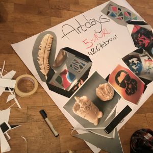 Bild: DAs Plakat für die Präsentation der Artdays beim entstehen. Fotos von Kunstwerken und vielen Papierschnipseln
