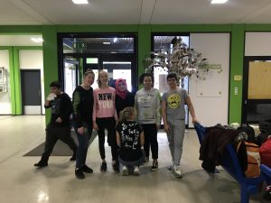 Bild: Ein Teil der Gruppe nach getaner Arbeit vor den frisch gestrichenen grünen Wänden