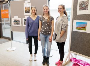 Bild: die drei KulturStarterinnen bei der vernissage stolz vor den ausgestellten Bildern