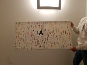 Bild: Eine grße leinwand voller kleiner Figürchen, so vielfältig wie die Gemeinschaftsschule am benzpask und so fröhlich wie dessen KulturStarter-Gruppe