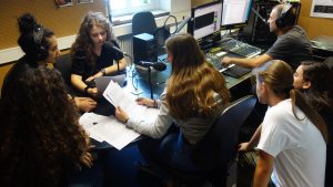 Bild: die Schülerinnen bei ihrer Sendung im Studio