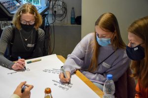 Mädchen sitzen zusammen und planen ihr Projekt