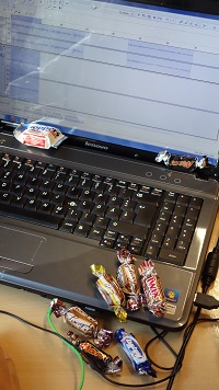 Ein Laptop mit geöffneter Tonspur und viele Süßigkeiten zur Stärkung griffbereit