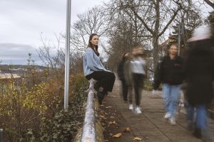 Mädchen sitz auf Geländer