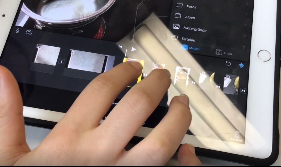eine Hand tippt auf einem iPad