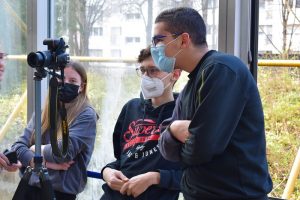 Teilnehmende, die mit einer Kamera Videoaufnahmen machen und scheinen sehr fixiert auf ihre arbeit