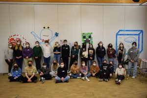 Gruppenbild der KulturStarer*innen vor ihren Streetart Werken.