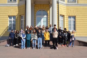 Die KulturStarter Gruppe vor dem Schloss in Karlsruhe