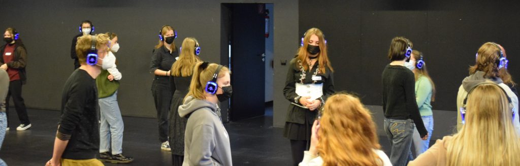 Viele Jugendliche am laufen während einer Audioperformance im Jungen Ensemble Stuttgart.