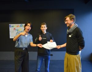 Zwei glückliche Schüler und Leiter der Kulturstarter bei der Zertifikat übergabe.