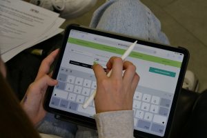 Jugendliche arbeiten an einem Tablet