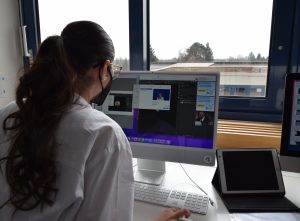 Schülerin sitzt konzentriert vor einem PC und arbeitet.