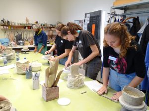 Teilnehmende im keramik Workshop beim Tonen vom Gefäßen