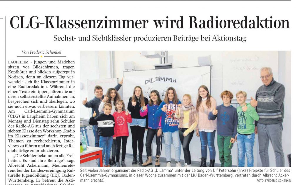 Ein Zeitungsartikel über das Projektaus derschwäbischen Zeitung mit der Überschrift: CLG Klassenzimmer wird Redaktionsraum. Auf dem Bild posiert die ganze Gruppe aus 10 jungenteilnehmenden, dem Lehrer und unserem Medienrefereten sehr stolz.
