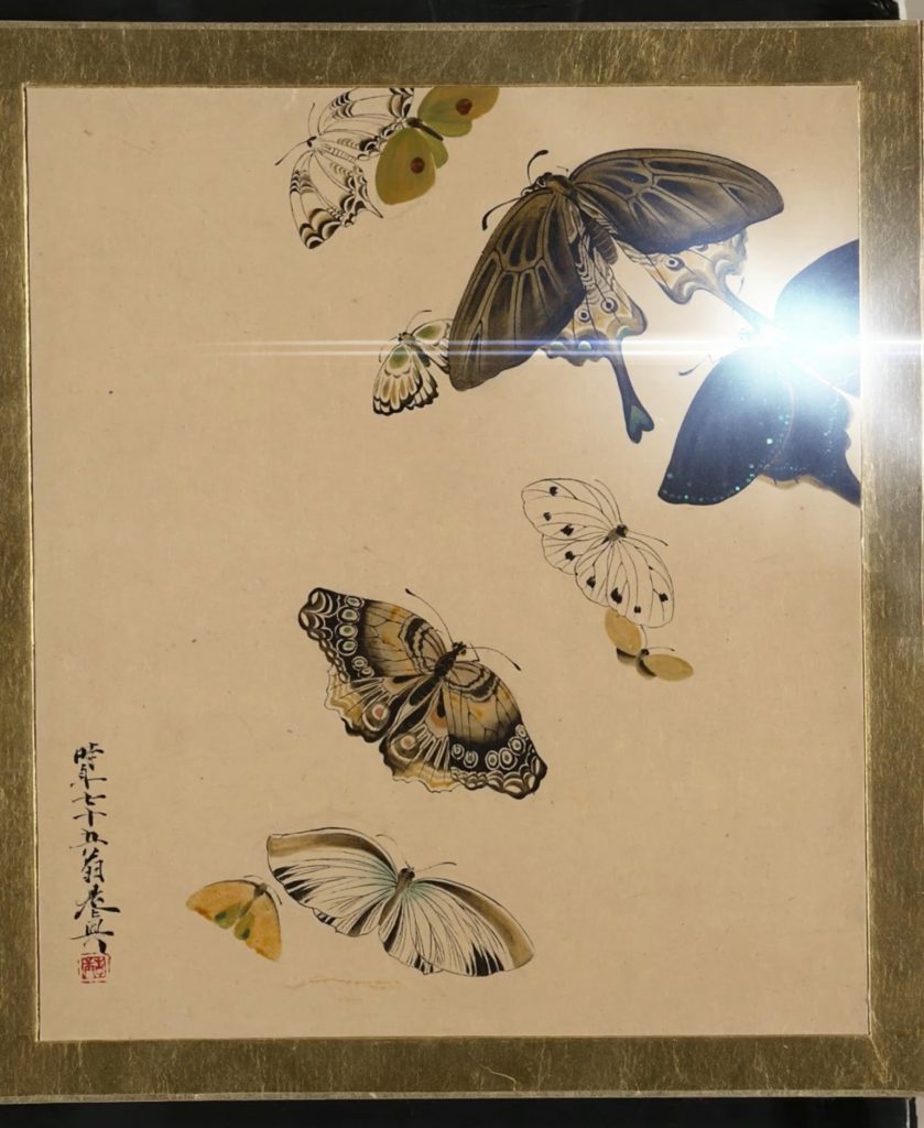 Asiatisches Kunstwerk mit Schmetterlingen.