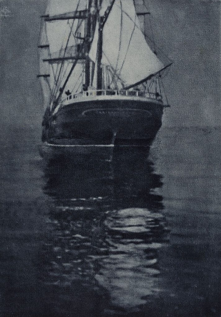 Foto zeigt Schiff mit Segeln im Wasser.