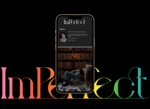 Ein Profil in der fiktiven Imperfect-App. Junge Frau ist vor einem Bücherragel am Boden und bedeckt mit Blättern