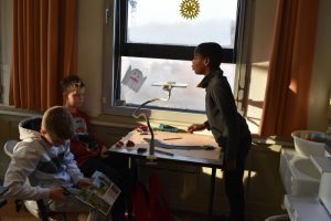 Drei Jungen drehen mit einem Tablet einen Trickfilm