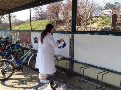 Ein Mädchen malt einer Wand