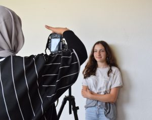 Ein Mädchen fotografiert ein anderes Mädchen