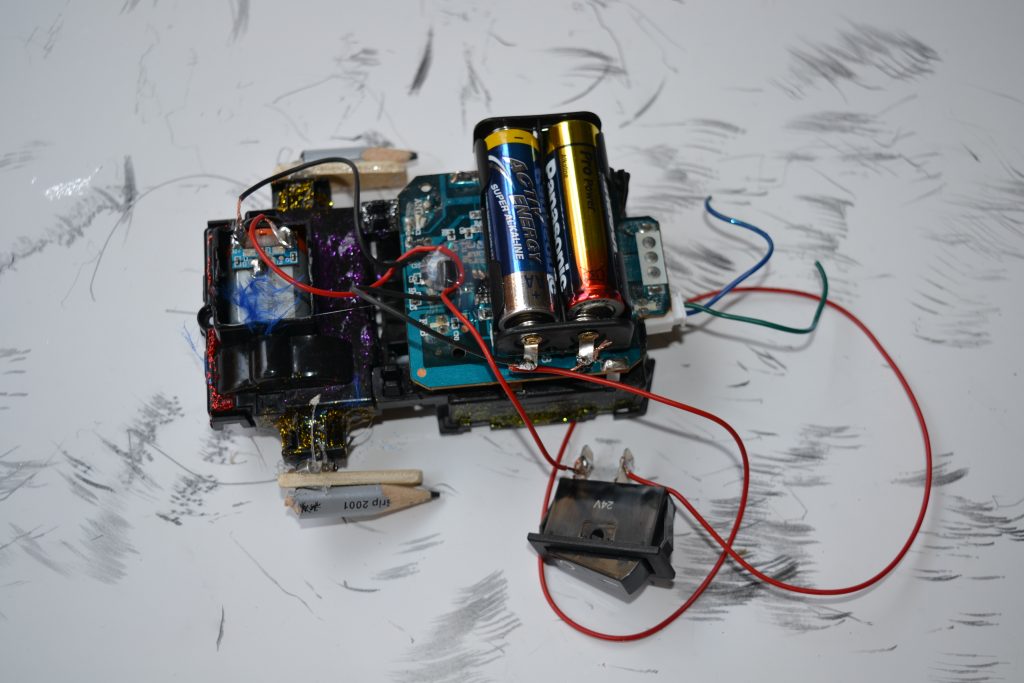 Kunstmaschine  auf Papier mit Bleistiftzeichnungen