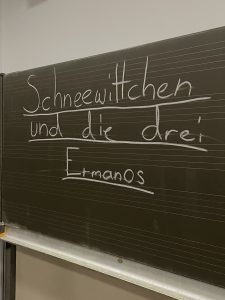 Der Titel: Schneewittchen und die drei ermanos an eine Tafel geschrieben