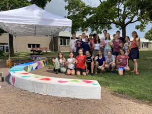 die stolze Gruppe aus 20 Teilnehmenden neben ihrem gelungenen Ergebnis