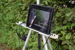 Ein ipad steht auf einem Stativ