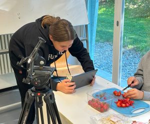 Ein Mädchen filmt mit einem ipad