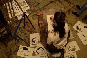 Ein Mädchen malt