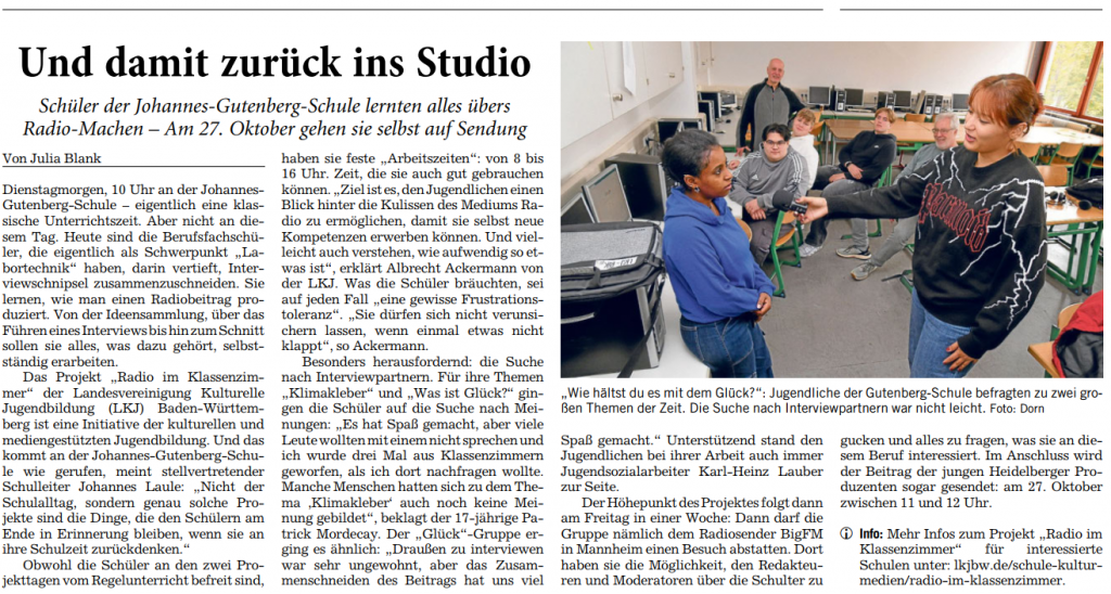 der Zeitungsartikel über das Projekt mit Text und einem Bild, auf dem eine Schülerin vor dem Rest der Gruppe eine andere Schülerin interviewt