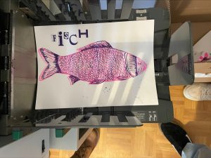 Risografie Druck eines Fisches in neon Pink und Lila