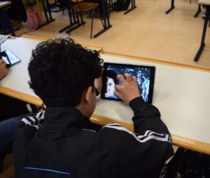 Ein Junge bearbeitet sein Foto auf einem Tablet